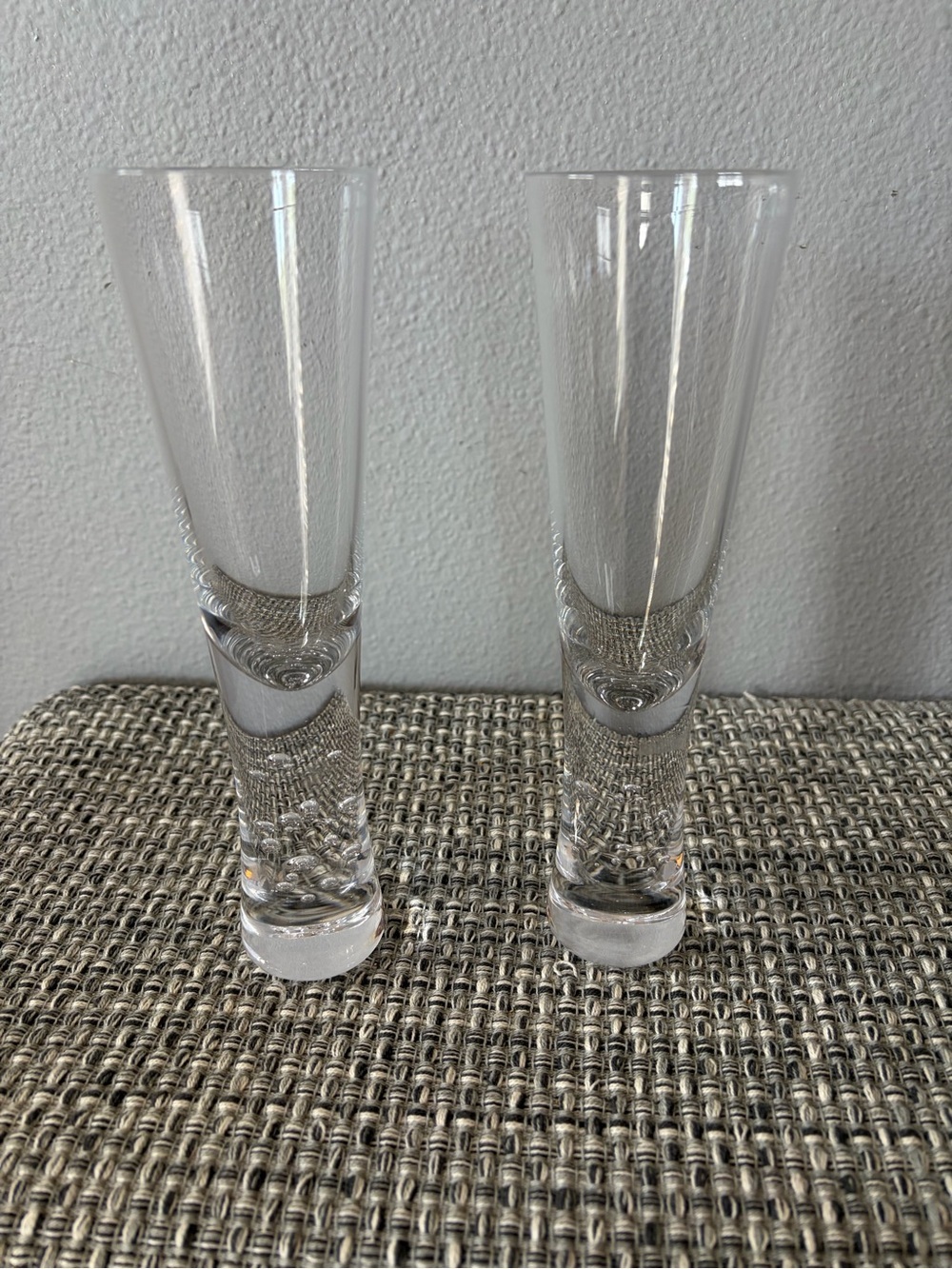 Clear glass champagne flutes - Picture 3 of 3